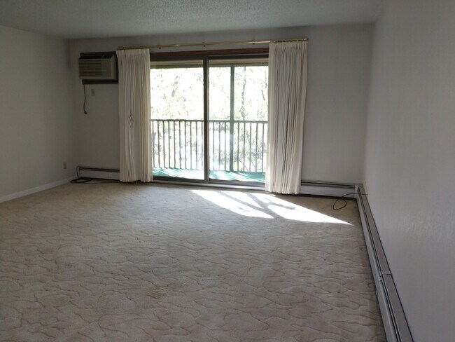 Building Photo - Very Neat and Clean 2 bedroom Condo