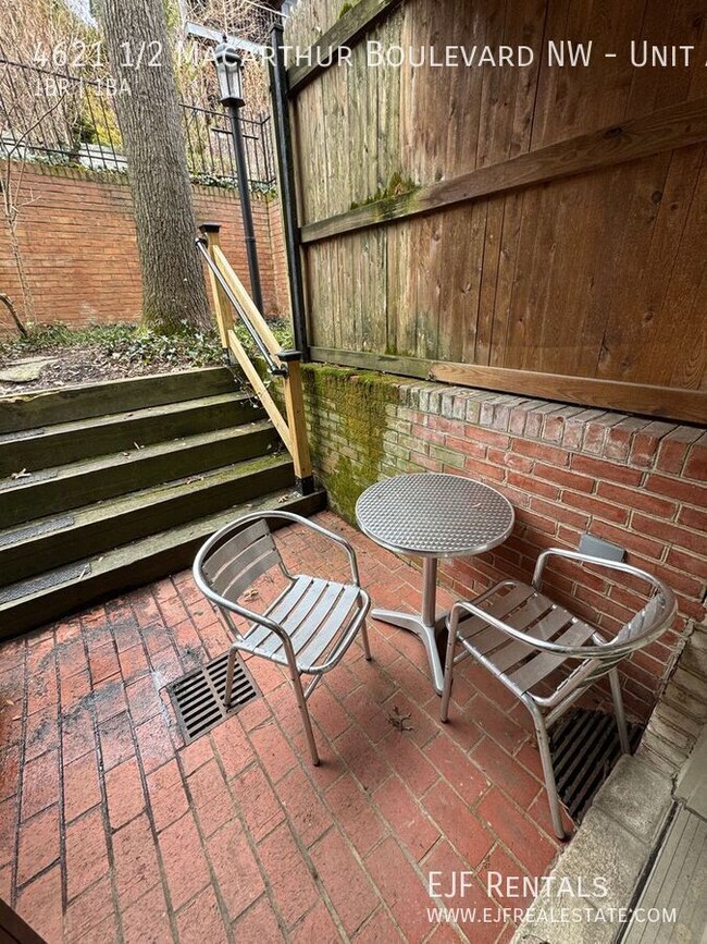 Building Photo - Delightful One Bedroom in the Palisades W/...