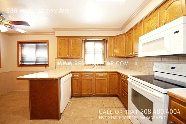 Foto del edificio - 5 Bedroom 2 Bathroom Home Available! Visit...