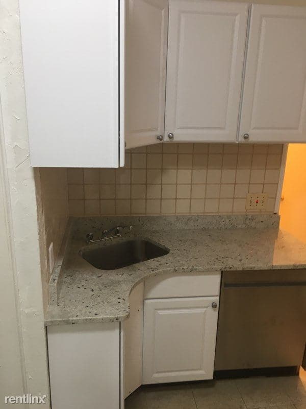 Building Photo - 3 br, 1 bath House - 8 Adella Pl Apt 1