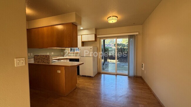 Building Photo - End-Unit 1 BD | 1.5 BA Townhome with Loft & Garage - Gresham