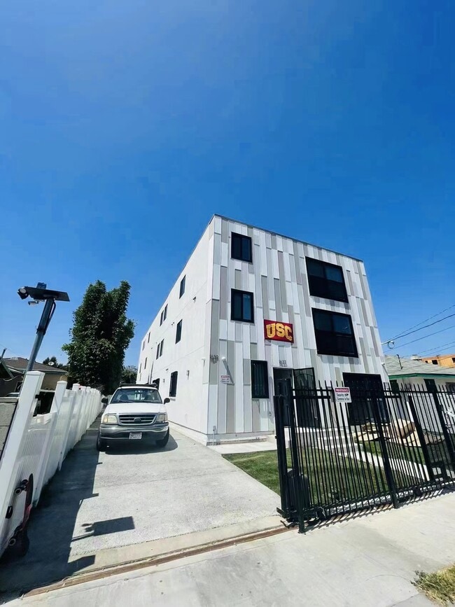 Building Photo - 1639 W 36th Pl