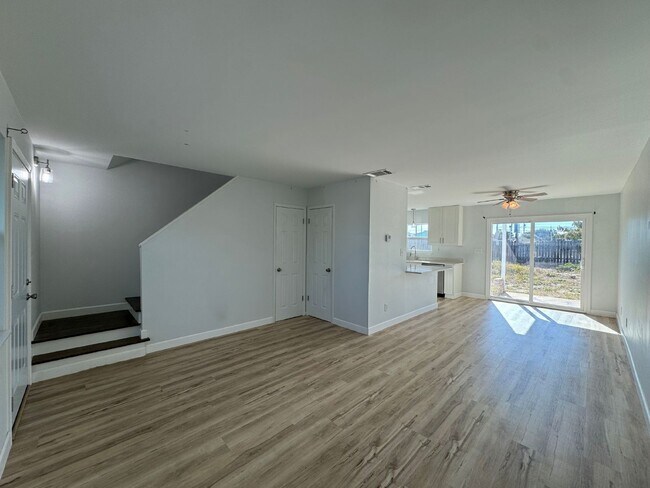 Foto del edificio - "Coastal Comfort Awaits: Charming 2-Bed Retreat on Beach Drive, Panama City Beach!"