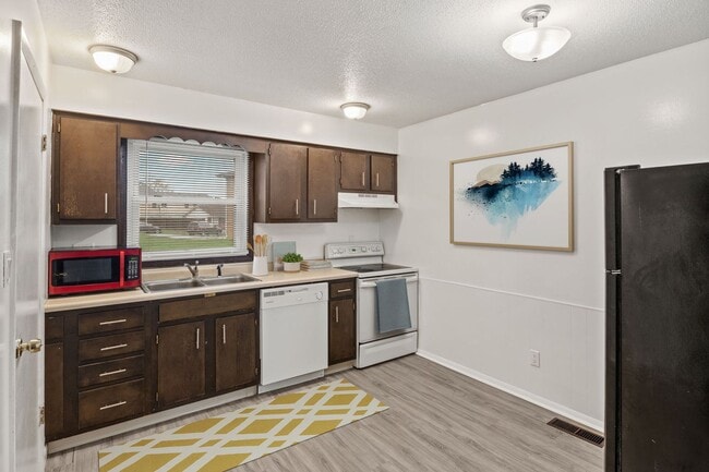 Building Photo - Your Next Home in the Heart of Yorktown Sc...