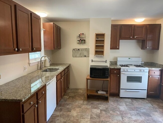 Building Photo - 90 School St