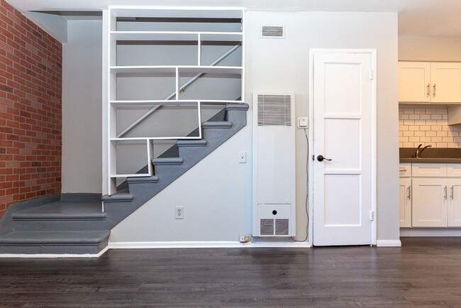 Building Photo - Two story 1 bed, 1 bath with in unit laund...