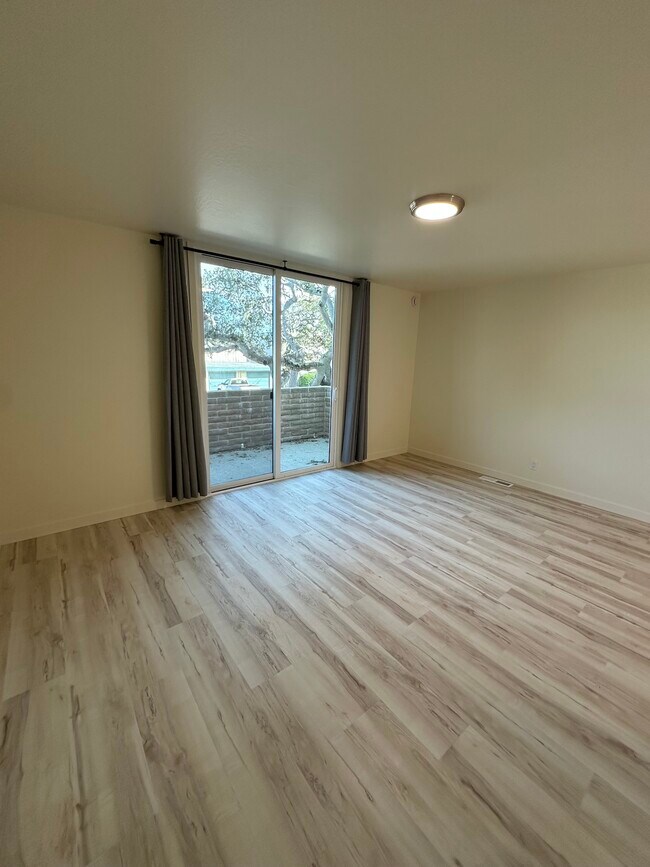 Foto del edificio - 1120 McClellan Ave