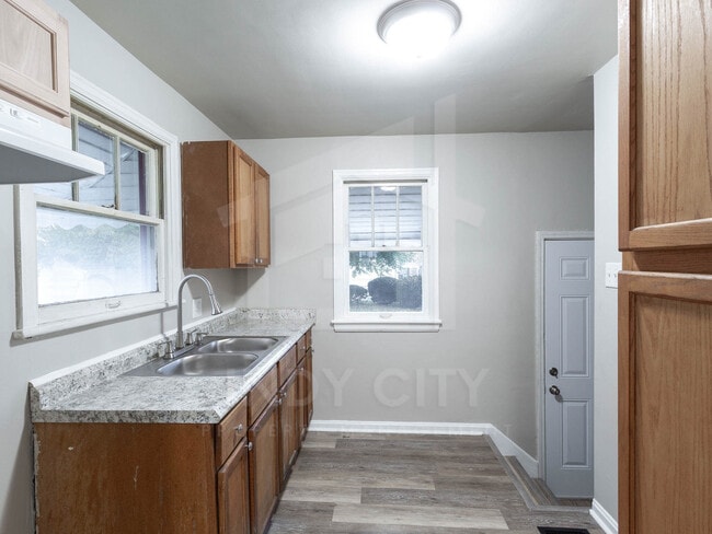 Building Photo - 610 S Sherman Dr