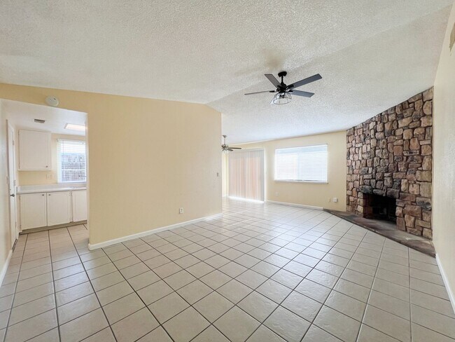 Building Photo - 3 Bed, 2 Bath Home
