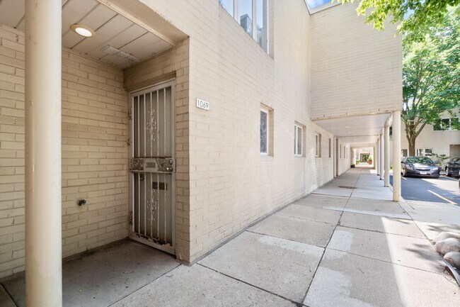 Foto del edificio - 1069 S Park Terrace