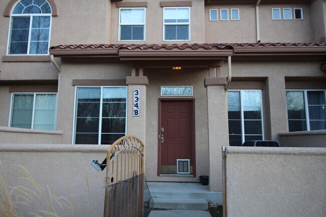 Foto del edificio - Beautiful 2bdrm 3 bath 2 car garage townhome