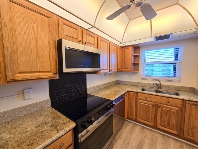 Building Photo - Penthouse in the Racquet Club annual rental!