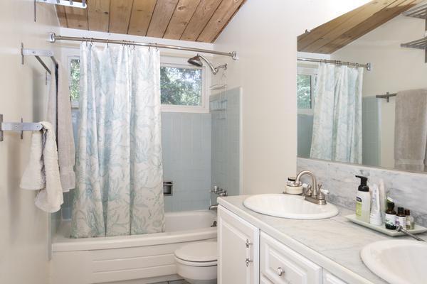 Building Photo - 2BD 1BA in the heart of the Oakland Hills