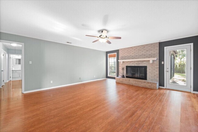 Foto del edificio - Charming 3-Bedroom, 3-Bath Home in Georget...