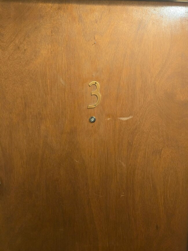 Building Photo - 612 N Center St