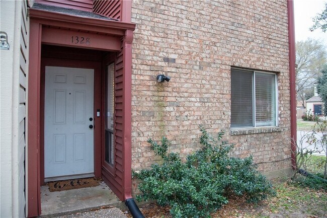 Building Photo - 1328 Airline Dr