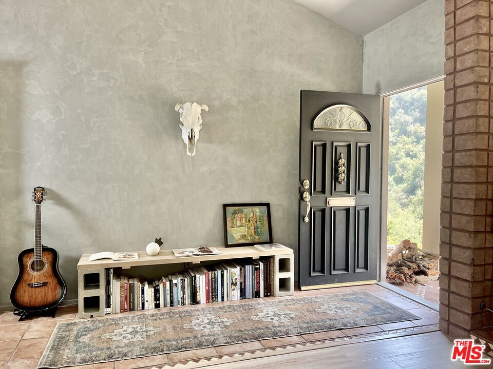 Primary Photo - 1267 Palisades Dr