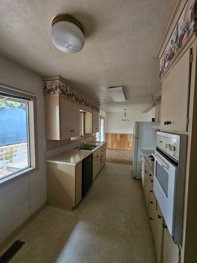 Building Photo - 669 Arleta Pl NE