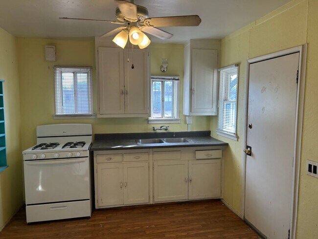 Building Photo - 1 Bedroom Duplex AVAILABLE NOW