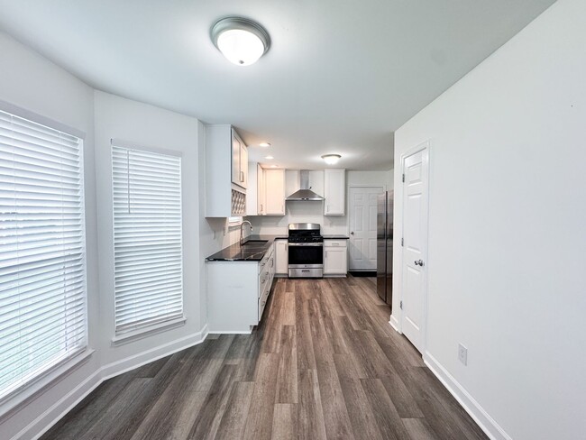 Building Photo - Conveniently Located 3 Bed 2.5 Bath Home i...