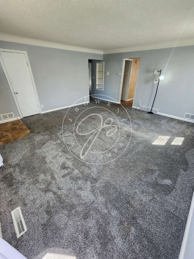 Foto del edificio - "Charming 2-Bedroom Haven on Luscombe Drive with Spacious 1105 sq ft Layout!"