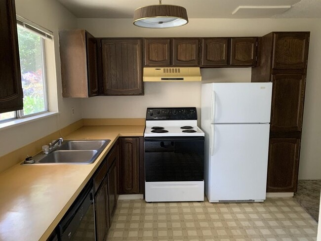 Building Photo - 830 D Street 2