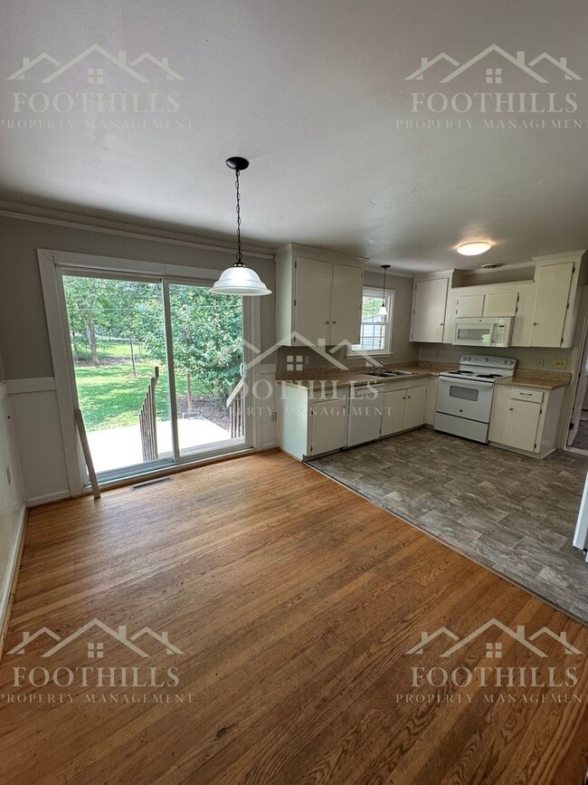Building Photo - Live Steps Away from Anderson University –...