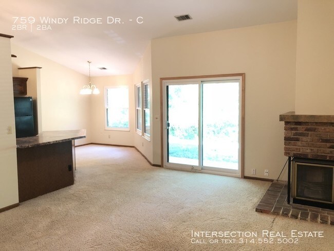 Foto del edificio - 759 Windy Ridge Dr