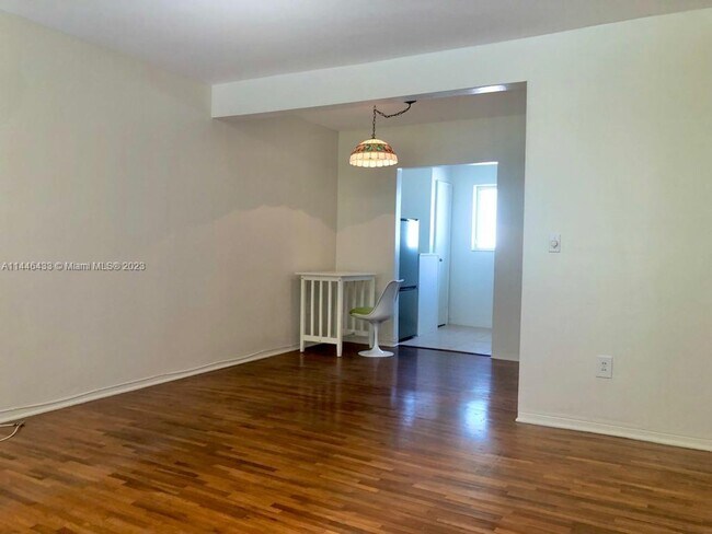 Foto del edificio - 7945 Carlyle Ave