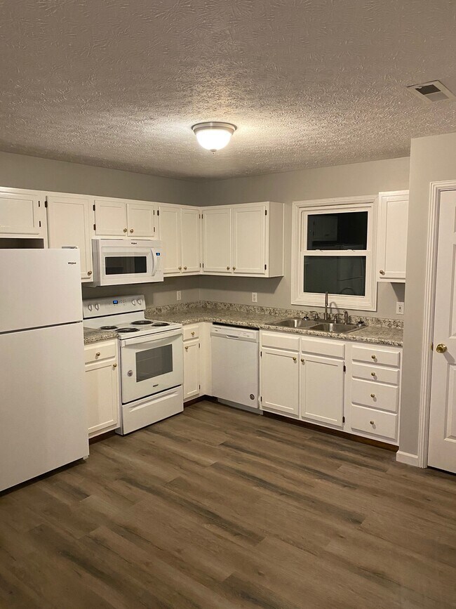Kitchen - 448 Faculty Ct