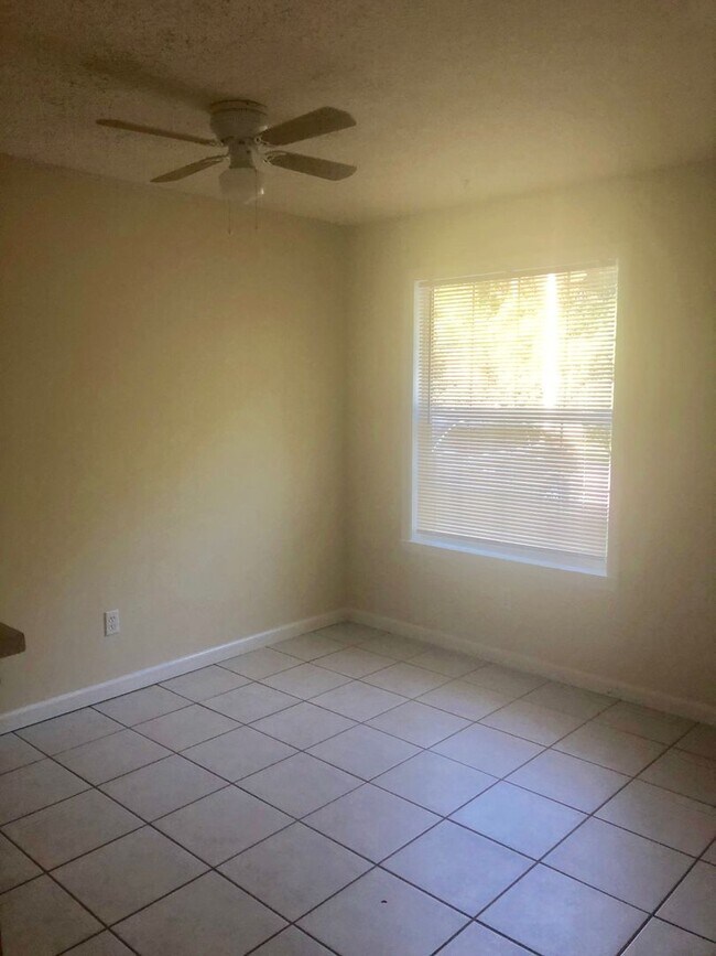 Foto del edificio - 2 bedroom 1 bath apartment. Living has vau...