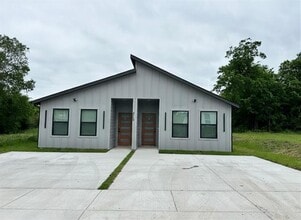 Building Photo - 2113 Henry St