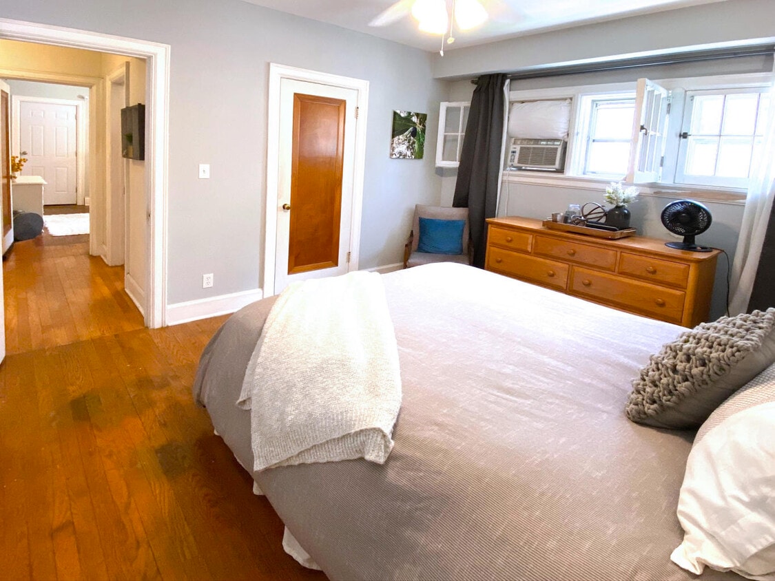 Master bedroom - 3811 N Morris Blvd
