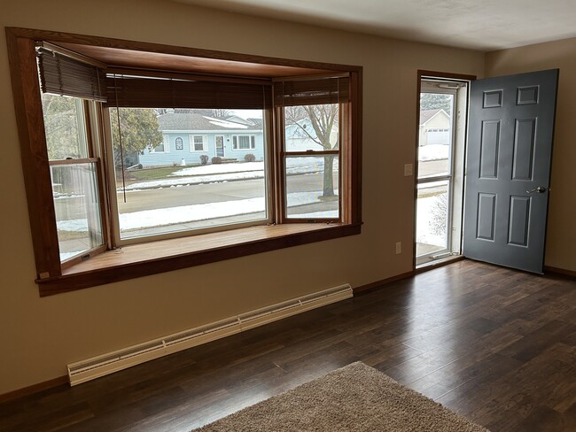 Living Room-large bay window - 117 Woodland Ct