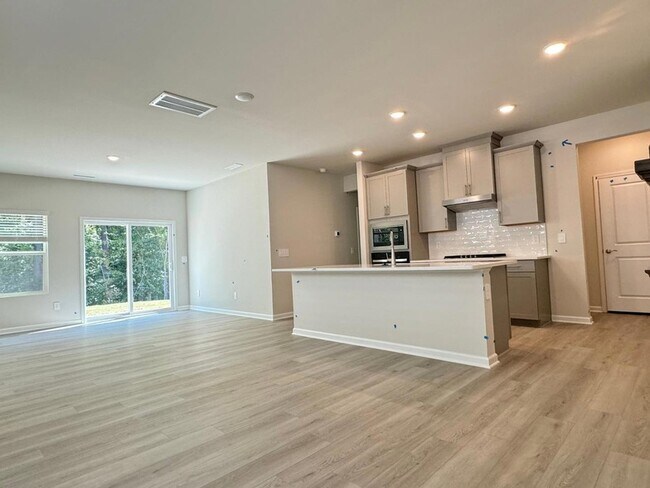 Foto del edificio - 433 Squirrel Oaks Ln