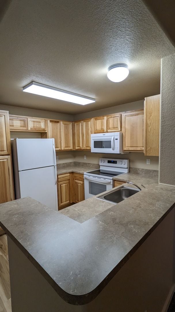 Building Photo - TWO BEDROOM/TWO BATHROOM CONDO WITH AMENITIES IN GATED COMMUNITY!