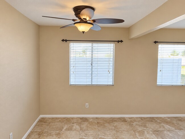 Foto del edificio - Coming Soon A Beautiful 2 + 1 Townhouse Saugus