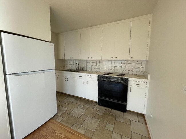 Building Photo - QUEEN EMMA GARDENS 2/1/tndm, Queen Twr, cf...