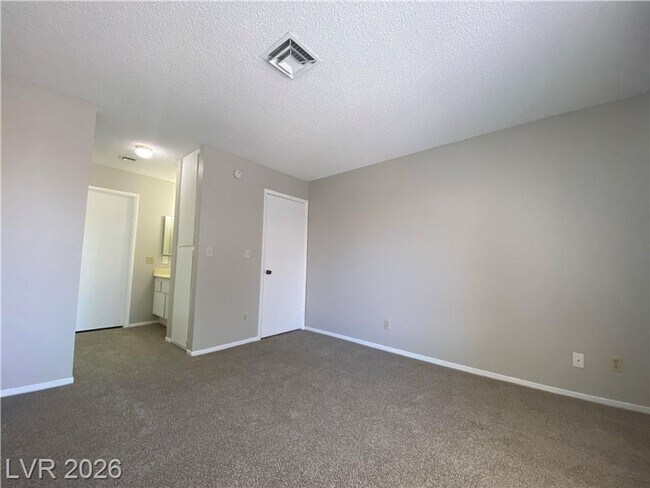Foto del edificio - 2-Bed, 2-Bath Condo in Gated Community with Pool