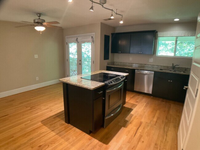 Foto del edificio - Gorgeous 2 Bed Condo in the heart of Carrboro!