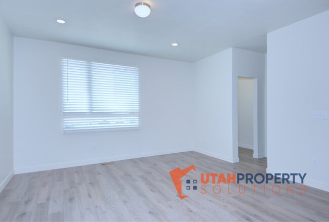 Building Photo - 964 W 500 S