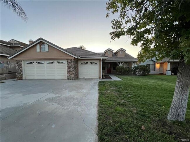 Foto del edificio - Stunning Pool Home in Menifee with Three-C...