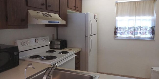 Building Photo - 9340 Lagoon Pl