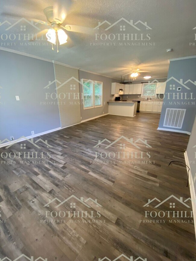 Building Photo - Cozy 2-Bedroom Home with Hardwood Floors, ...