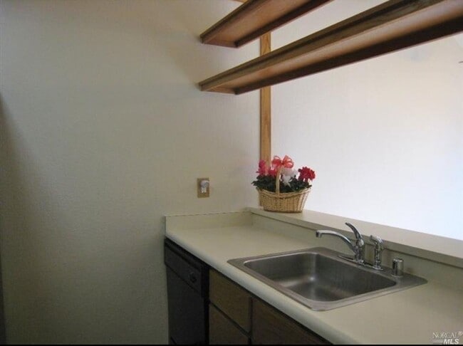 Building Photo - Coming Soon! 2 bed 2 bath Windsor Townhouse!