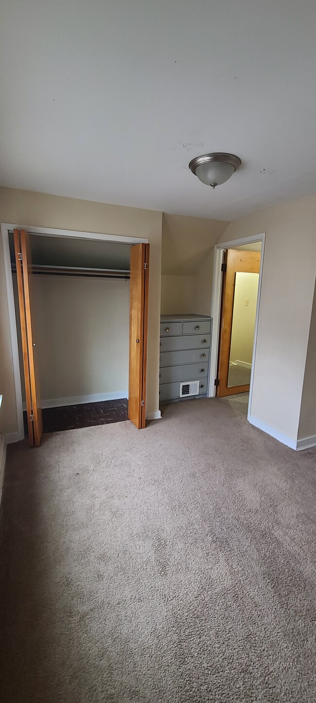 3rd bedroom - 724 E Circle St