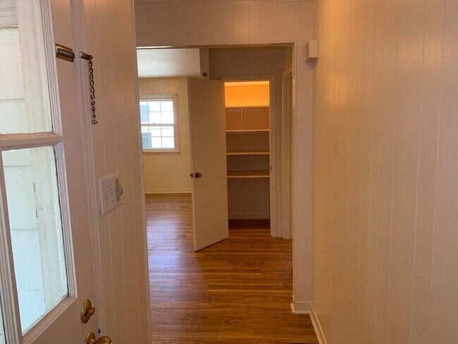 Foto del edificio - One Bedroom unit, 2 blocks from Franklin St.