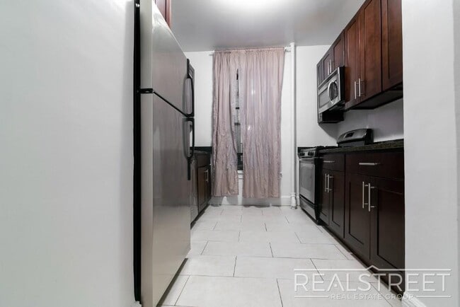 Building Photo - Renovated Giant Prewar 1 bedroom in Brookl...
