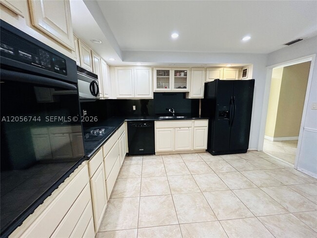 Building Photo - 5825 Collins Ave