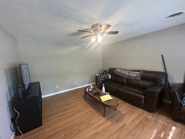 Foto del edificio - 710 Robindale Dr